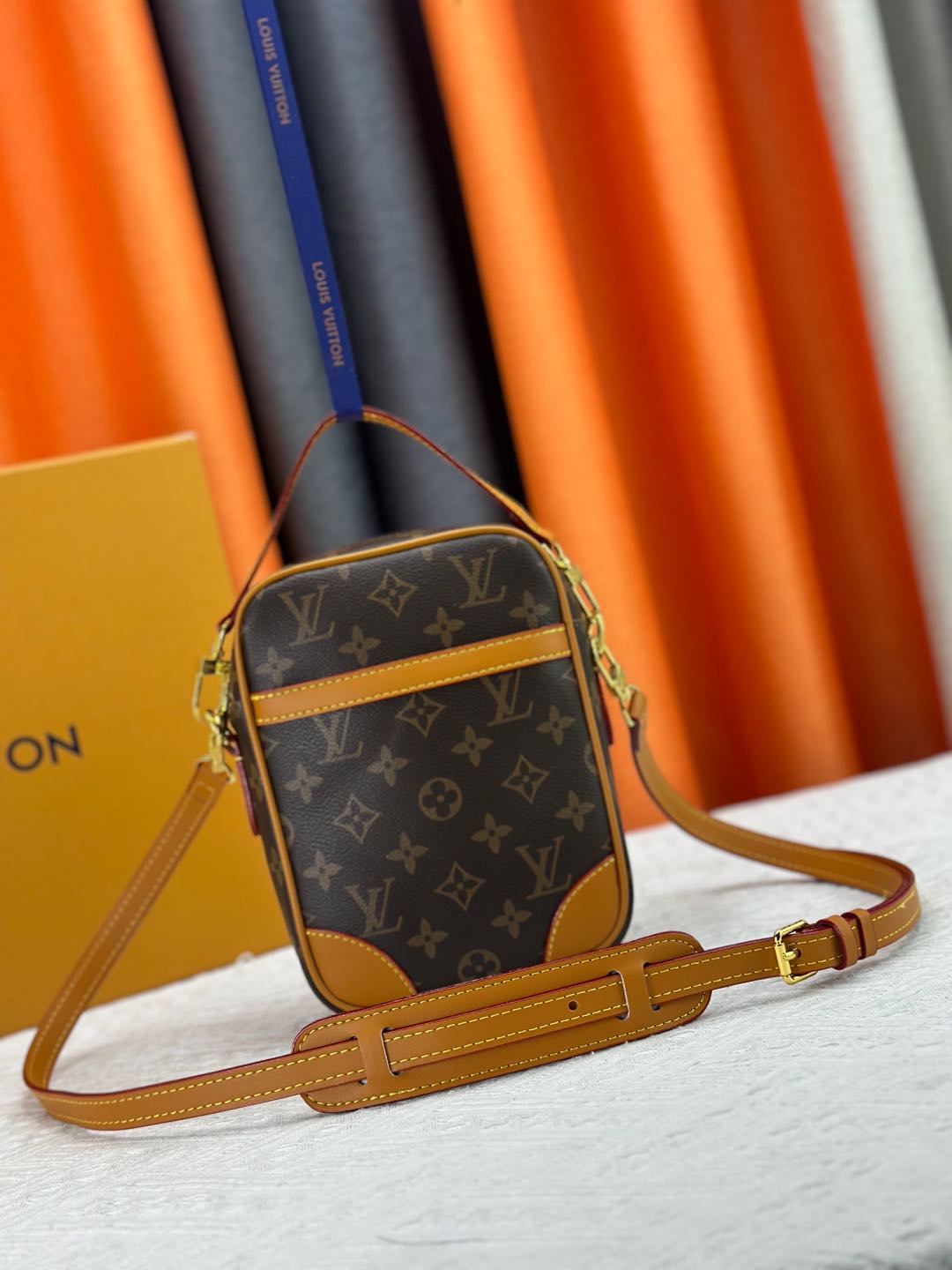 LV bag 564